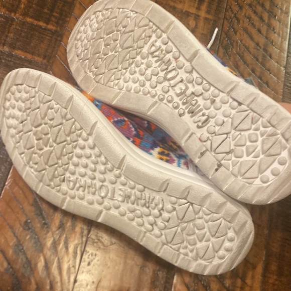 Minnetonka Tennis Shoes - 7 - Picture 3 of 8